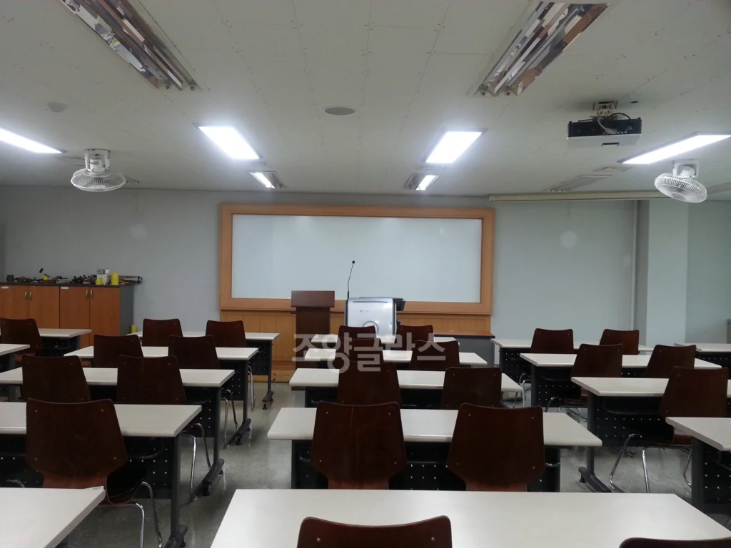 강의실 난반사유리칠판