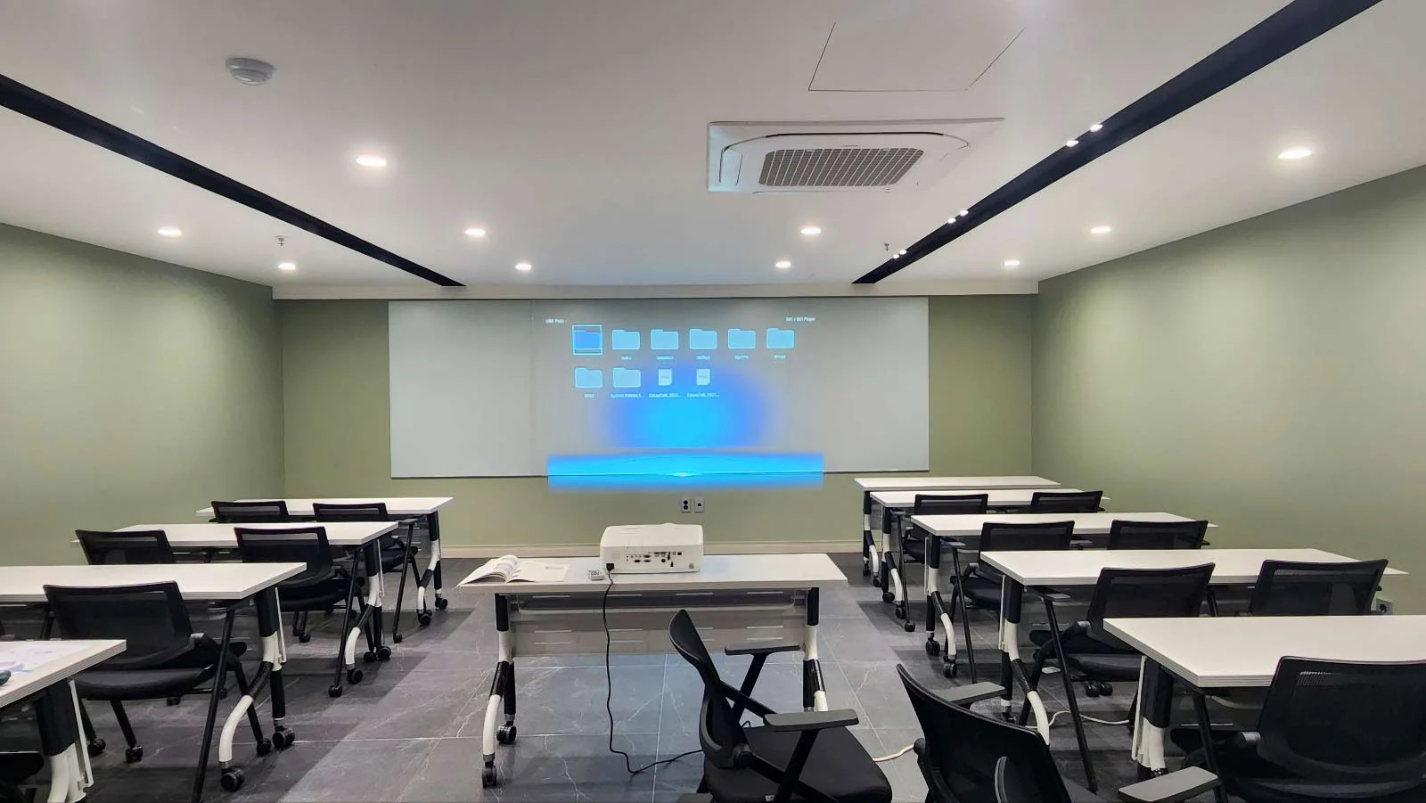 강의실 및 회의실에 설치된 무반사 스크린 유리칠판. 빔프로젝터 투사 및 필기 겸용으로 활용되는 고효율 글라스보드.