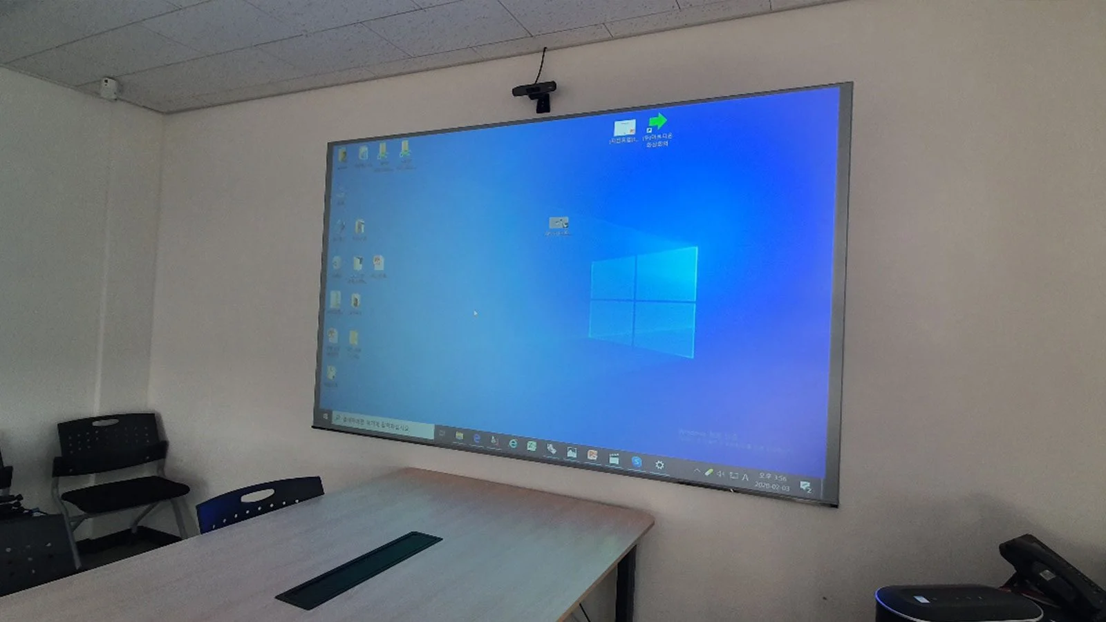 대형 스크린 유리칠판에 윈도우 바탕화면이 투사된 강의실 모습. 전자칠판 대용으로 사용 가능한 고효율 빔프로젝터 칠판 설치.