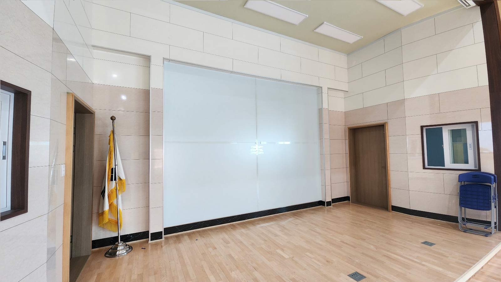봉화군 재산초등학교에 스크린유리칠판 설치