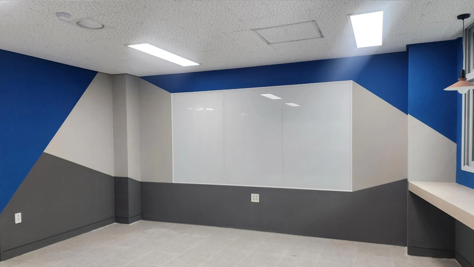 이솔정보고교 특성화 교실의 파랑, 회색 인테리어 벽면에 설치된 CS-109 백색 백페인트글라스 글라스보드