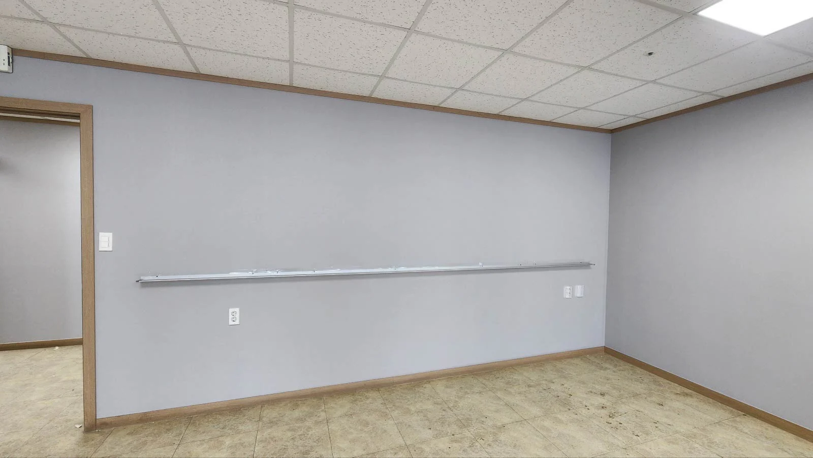 유리칠판 펜받침 설치