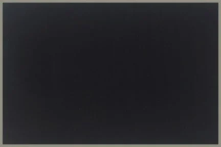 조양글라스 스크린 유리칠판의 뒷면 모습. 정품 확인을 위해 배면의 특수 영사용 필름 점착 여부를 확인하는 이미지.