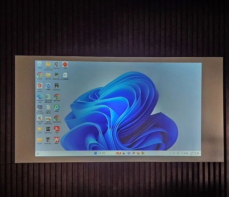 강당에 설치된 선명하게 투사된 고화질 스크린 유리칠판. 자체 개발 필름을 적용하여 빛 반사 없이 깨끗한 투사 화질 제공.