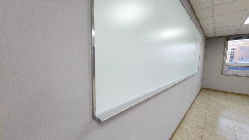 펜슬 트레이가 설치된 스크린 유리칠판. 마커와 펜을 보관할 수 있는 일체형 펜받침대를 포함한 강의실/회의실 칠판.