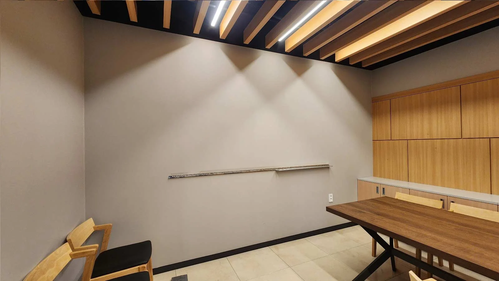 유리칠판 설치전 펜받침 설치