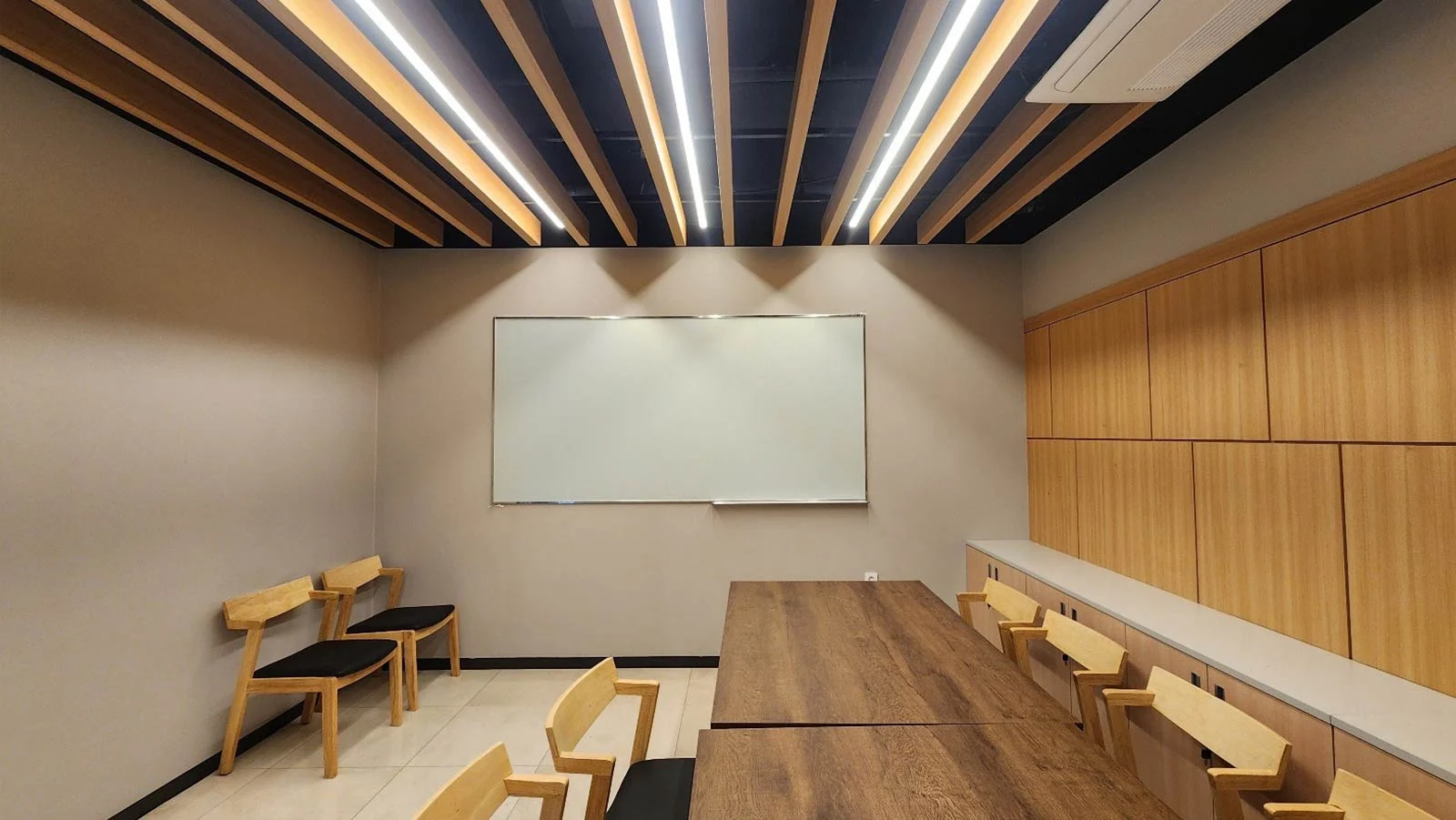 천안장로교회 회의실에 설치된 스크린 글라스보드. 목재 인테리어와 조화로운 필기 및 빔프로젝터 겸용 유리칠판 시공 사례
