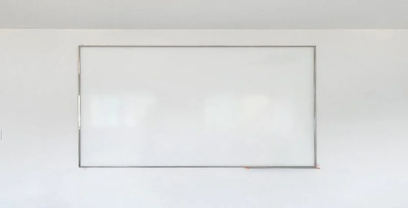 사무실 인테리어 유리칠판 맞춤 제작 사무실 데스크 벽면에 설치된 대형 난반사유리칠판 시공 사진