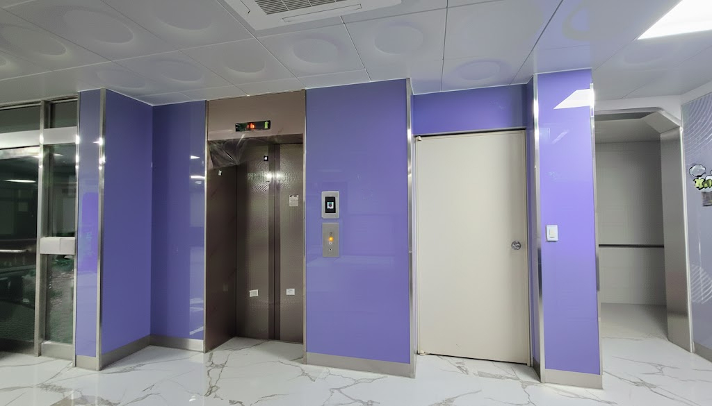 도봉고등학교 엘리베이터 홀 벽면에 설치된 자주색 계열 백페인트글라스 시공 사례