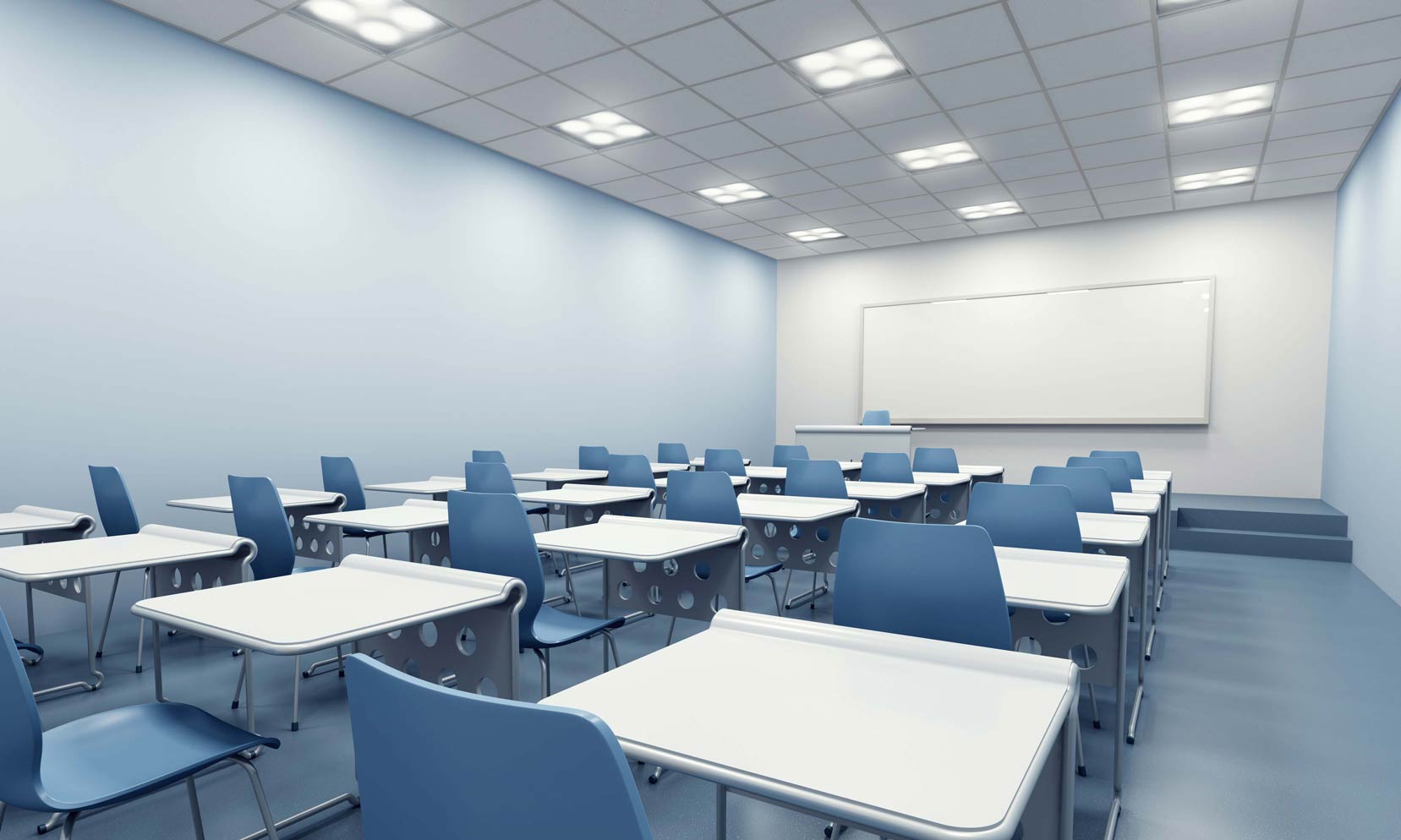 파란색 의자와 흰색 책상이 줄지어 배열된 현대적이고 비어 있는 교실 내부 모습. 앞쪽 벽에는 대형 난반사유리칠판과 교탁이 있고, 천장에는 사각형 매립형 조명이 설치되어 있다. 벽면은 흰색과 파란색으로 마감되어 있다.