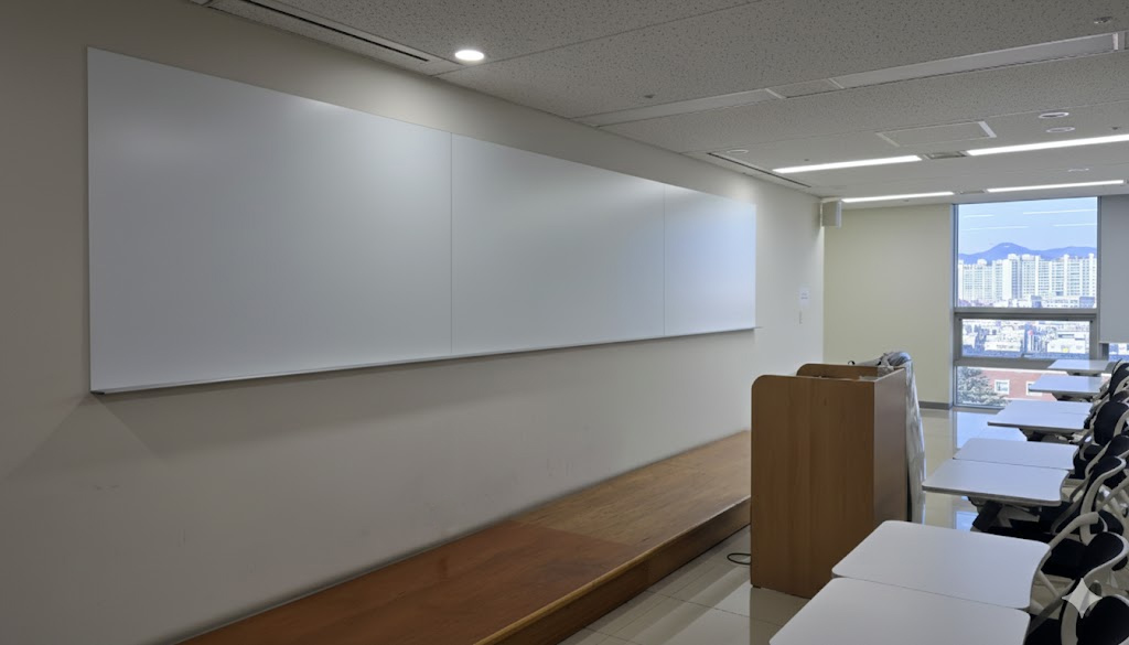 경북대학교 무반사 스크린 유리칠판 설치 전경 경북대학교 강의실 정면에 설치된 대형 스크린 유리칠판과 하단 나무 단상