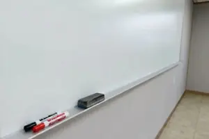 PF 스크린유리칠판(CYSB-4LO) 알루미늄 펜슬트레이와 마커펜 보관 모습