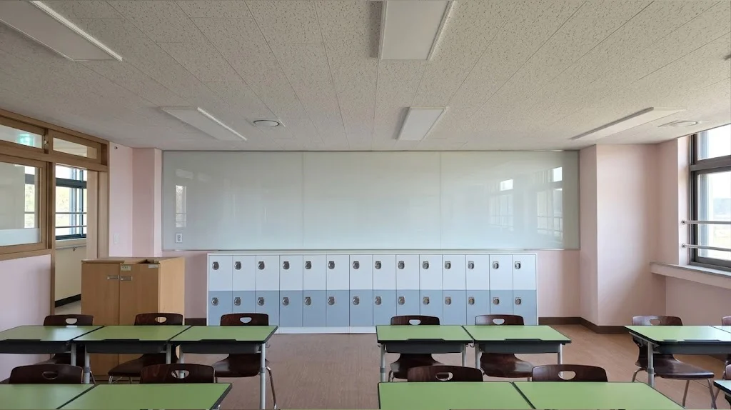 김포 마송초등학교 교실 후면에 넓고 깔끔하게 맞춤 시공된 조양글라스의 화이트 백페인트글라스 유리게시판 전체 모습.