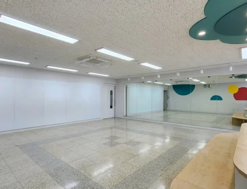 염창초등학교 다목적실 무반사 스크린유리칠판 및 전면 거울 맞춤 제작 시공