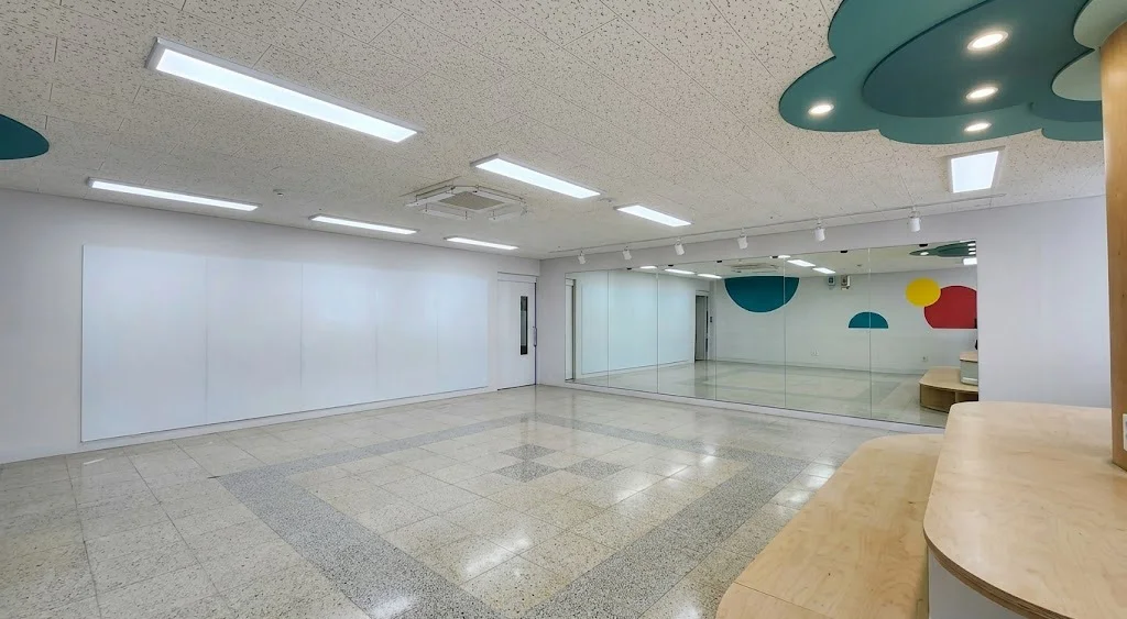 염창초등학교 다목적실 무반사 스크린유리칠판 및 전면 거울 전경 염창초등학교 다목적실 벽면에 시공된 스크린유리칠판(5000×2000)과 조양글라스의 대형 전면 ks거울(7000×2150) 인테리어 전경 모습입니다.