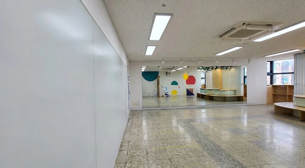 학교 다목적실 무반사 스크린유리칠판 시공 디테일 교육 공간의 개방감을 극대화하기 위해 설치된 조양글라스 스크린유리칠판 1000mm×2000mm_5장 연결시공