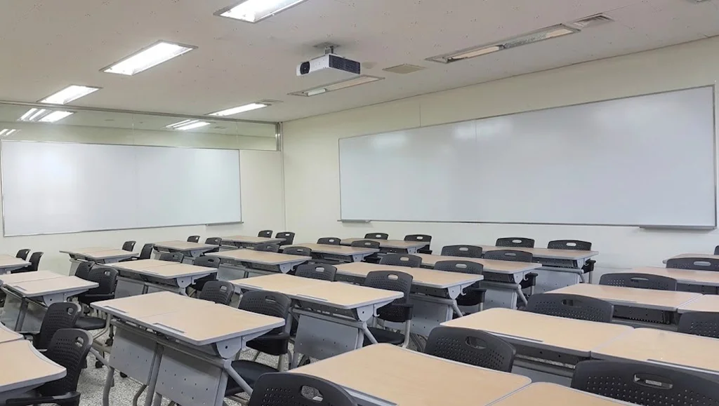 대형 강의실 후면 및 측면 유리칠판 시공 전경 명지대학교 강의실 후면과 측면에 쾌적하게 맞춤 시공된 조양글라스의 난반사유리칠판 전체 전경.