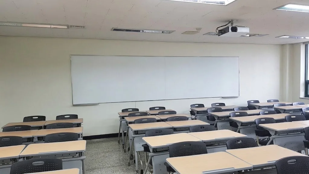 강의실 측면 난반사유리칠판 명지대학교 강의실 측면 화이트 톤 벽면에 시공된 난반사유리칠판 정면 뷰.