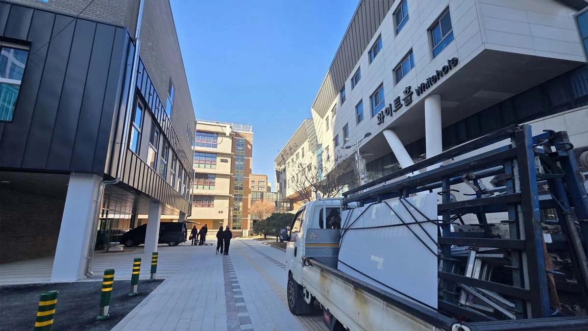 30년 노하우 조양글라스의 안전한 현장 도착 및 운송 백페인트글라스 시공을 위해 경기예술고등학교 현장에 안전하게 자재를 싣고 도착한 조양글라스 전용 화물차량.