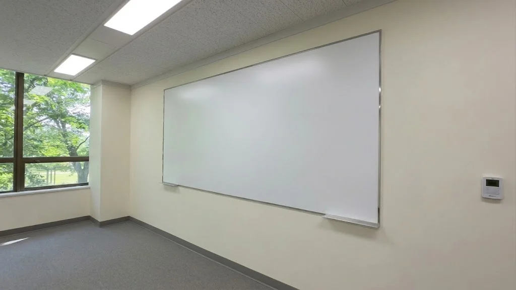 창가 햇빛 유입 시에도 눈부심과 빛 반사가 없는 조양글라스 AG 정밀 무광 에칭 스크린유리칠판의 고급스러운 표면 질감 상세 사진
