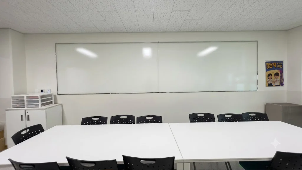 학생들의 시력을 보호하고 부드러운 필기감을 제공하는 광택도 약 60%의 반무광 난반사유리칠판이 학생자치실 전면에 대형으로 시공된 모습.