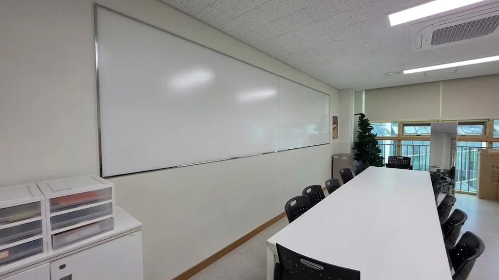 난반사유리칠판, 백페인트글라스 유리게시판 맞춤 제작 전문 업체 조양글라스의 단차 없는 정밀 시공 디테일과 부자재 마감.