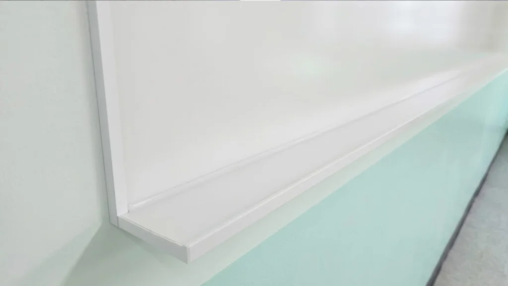 유리칠판 하단에 깔끔하고 견고하게 부착된 3000mm 길이의 전용 알루미늄 펜슬트레이.