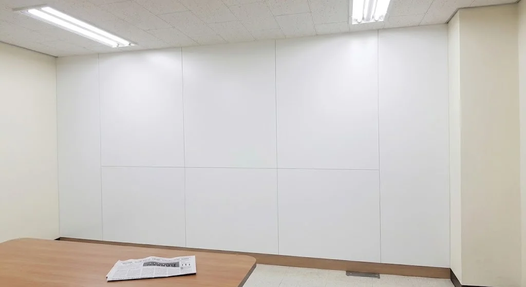넓은 벽면을 덮기 위해 여러 장의 특수 유리를 단차 없이 완벽한 평활도로 연결하여 시공한 대형 무반사 스크린유리칠판.