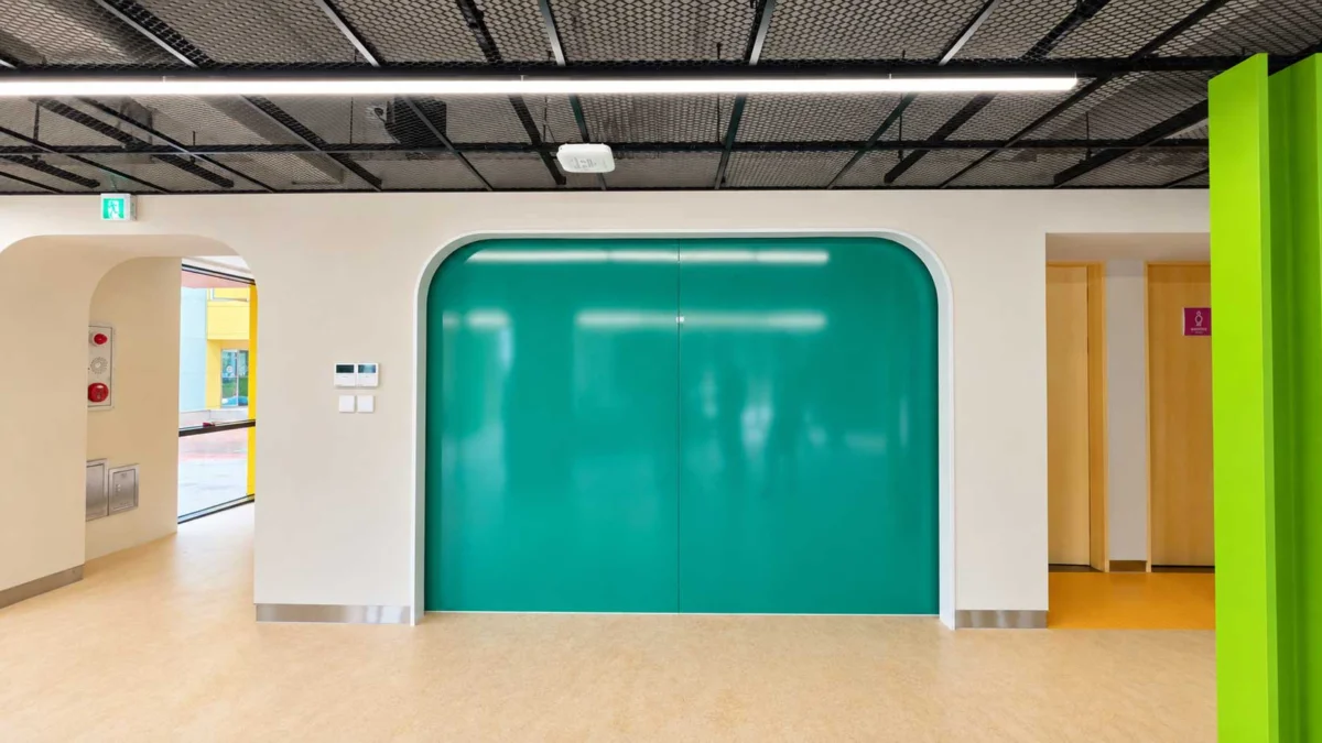 광주 대촌중앙초등학교 Pantone 3405C 반무광 난반사유리 설치 전경