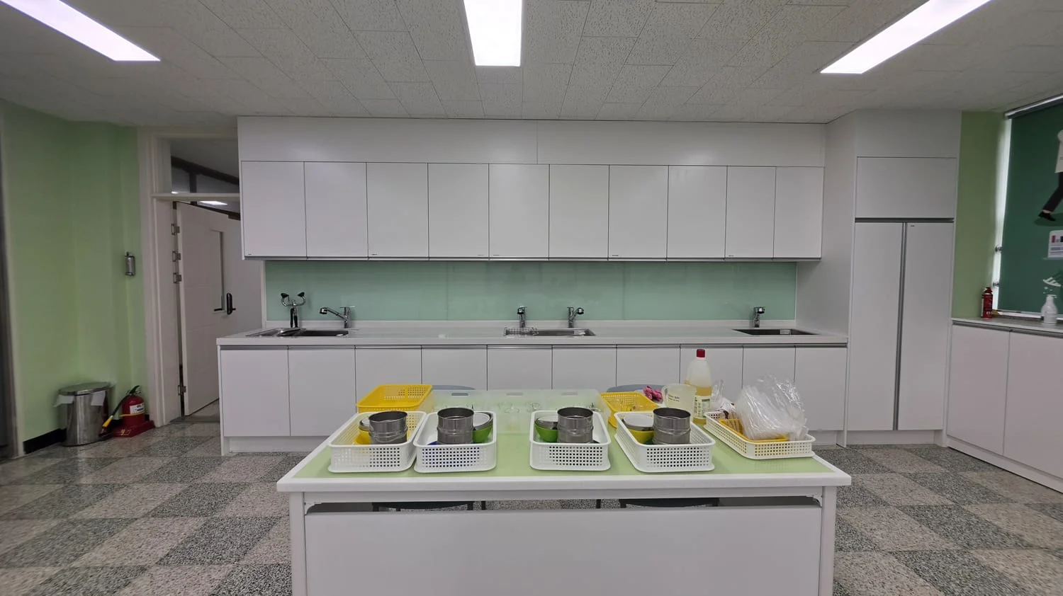 시흥 하중초등학교 싱크대 상부 Pantone 621C 백페인트글라스 설치 전경